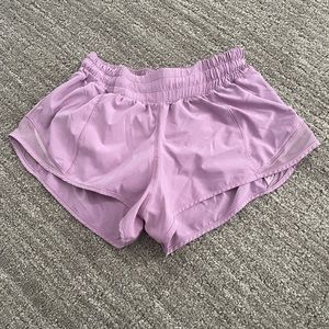 Lululemon hotty hot low rise short 2.5” in lavender